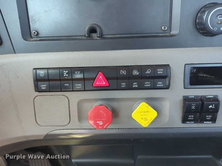 image for item NG9830 2020 Freightliner  Cascadia 126 semi truck