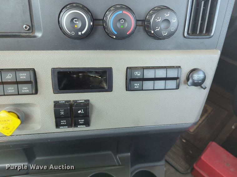 image for item NG9830 2020 Freightliner  Cascadia 126 semi truck