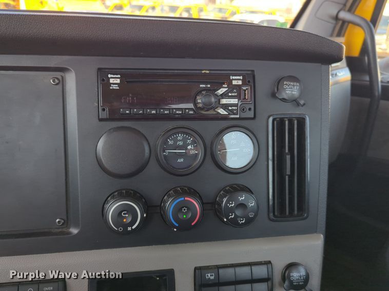 image for item NG9830 2020 Freightliner  Cascadia 126 semi truck