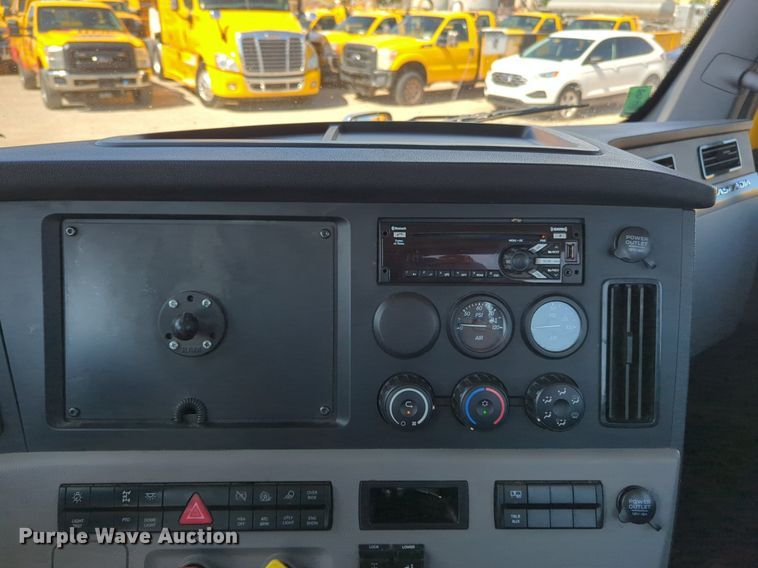 image for item NG9830 2020 Freightliner  Cascadia 126 semi truck