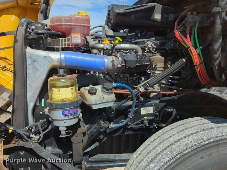 image for item NG9830 2020 Freightliner  Cascadia 126 semi truck