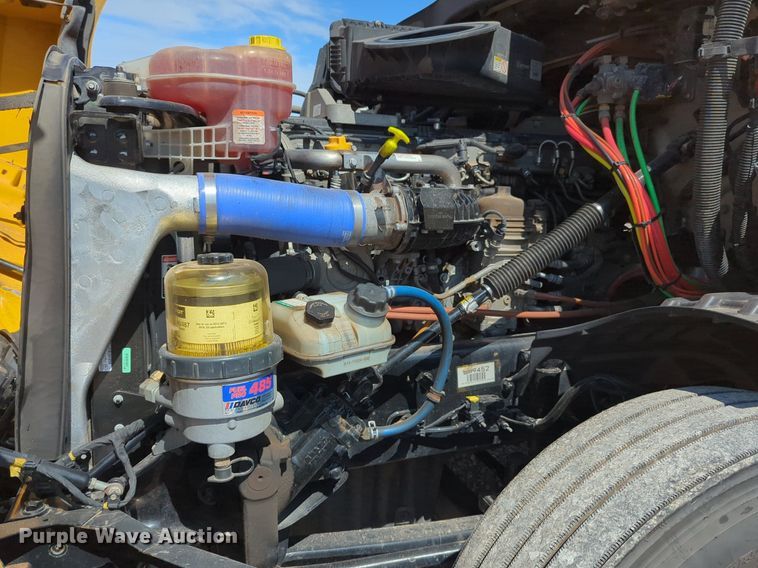 image for item NG9830 2020 Freightliner  Cascadia 126 semi truck