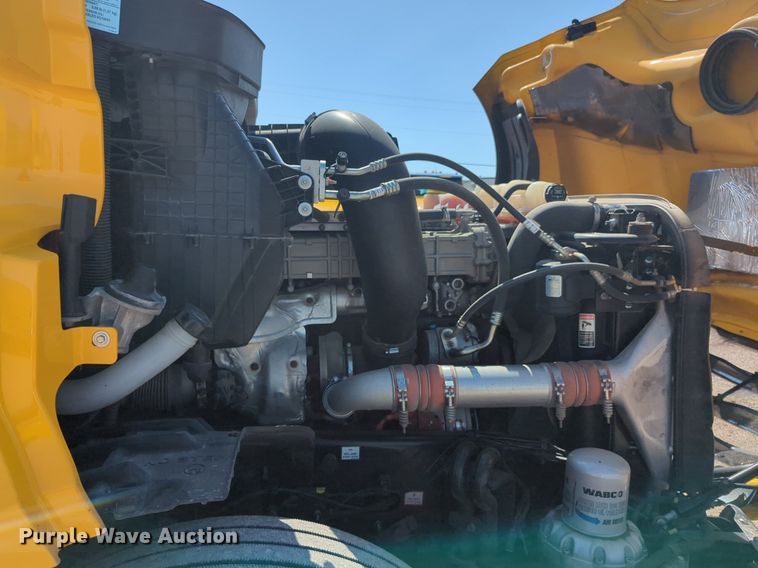 image for item NG9830 2020 Freightliner  Cascadia 126 semi truck