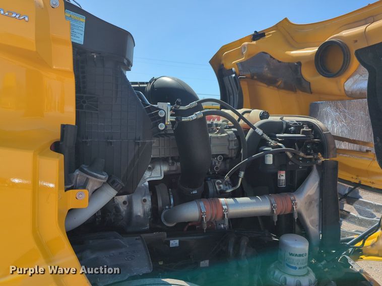 image for item NG9830 2020 Freightliner  Cascadia 126 semi truck