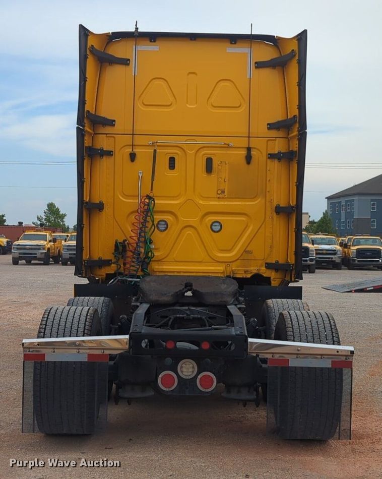 image for item NG9839 2021 Freightliner  Cascadia 126 semi truck