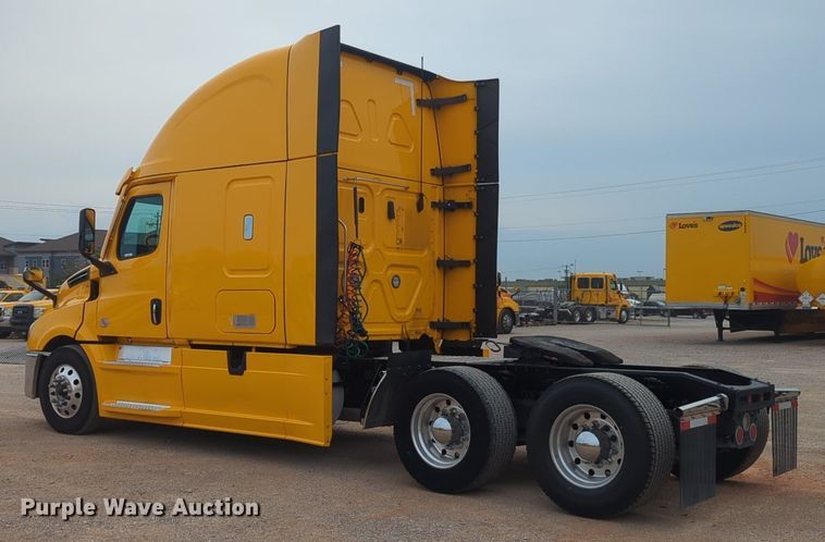 image for item NG9839 2021 Freightliner  Cascadia 126 semi truck