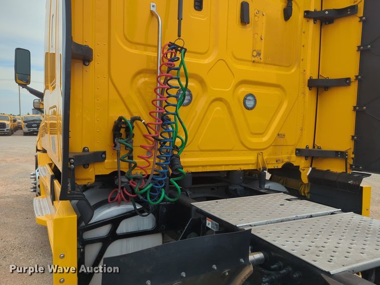 image for item NG9839 2021 Freightliner  Cascadia 126 semi truck