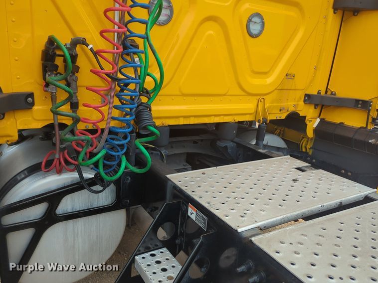 image for item NG9839 2021 Freightliner  Cascadia 126 semi truck