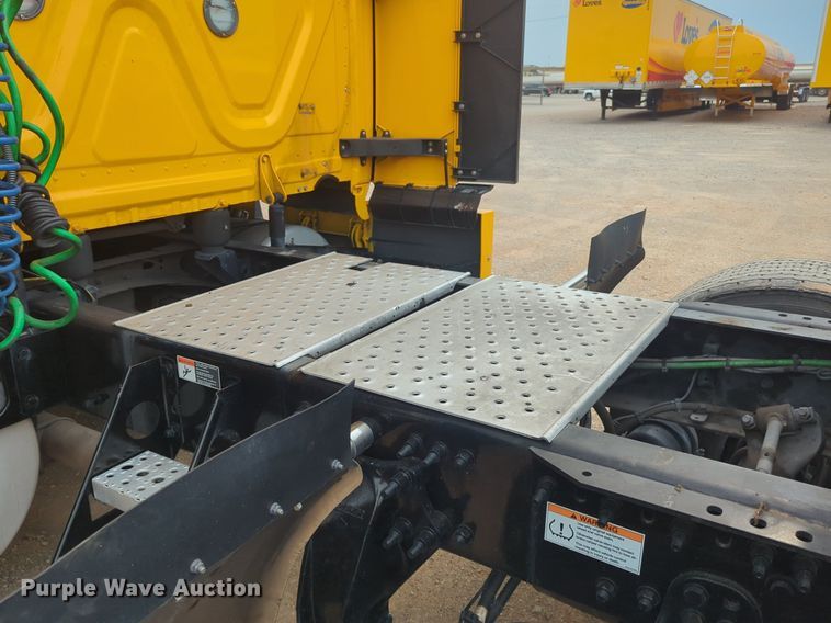 image for item NG9839 2021 Freightliner  Cascadia 126 semi truck