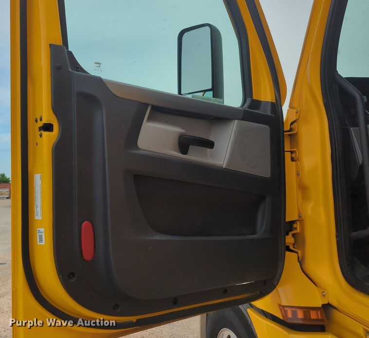 image for item NG9839 2021 Freightliner  Cascadia 126 semi truck