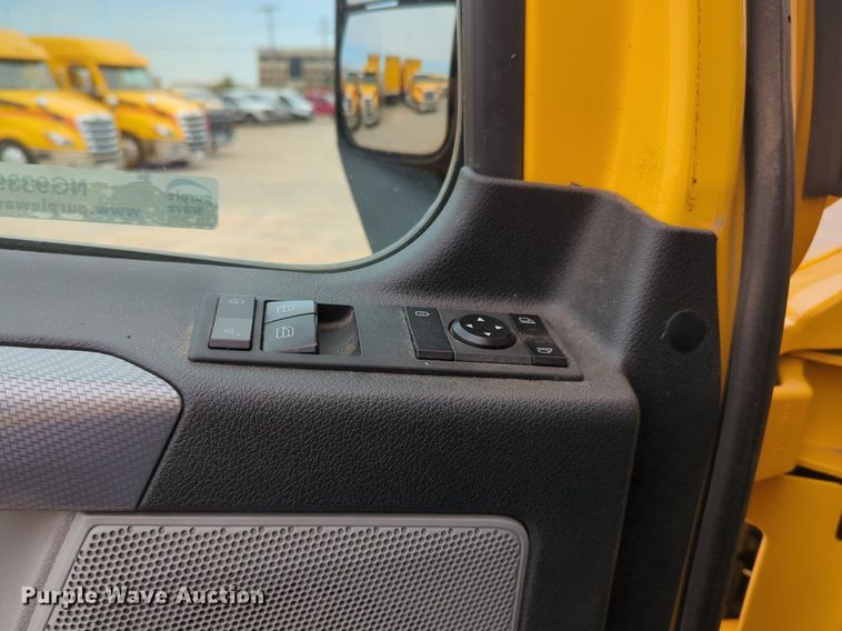 image for item NG9839 2021 Freightliner  Cascadia 126 semi truck