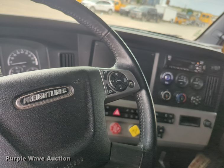 image for item NG9839 2021 Freightliner  Cascadia 126 semi truck