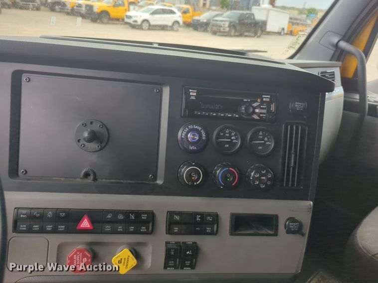 image for item NG9839 2021 Freightliner  Cascadia 126 semi truck