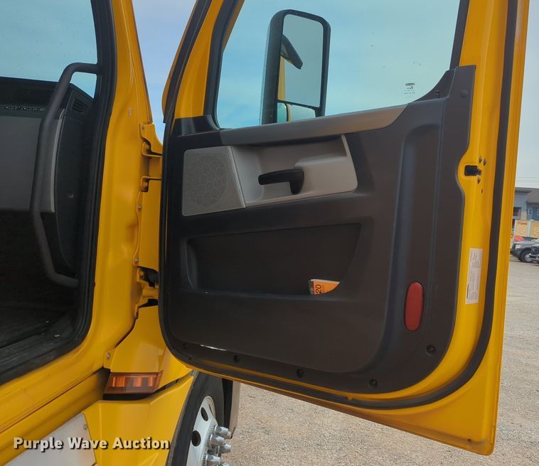 image for item NG9839 2021 Freightliner  Cascadia 126 semi truck