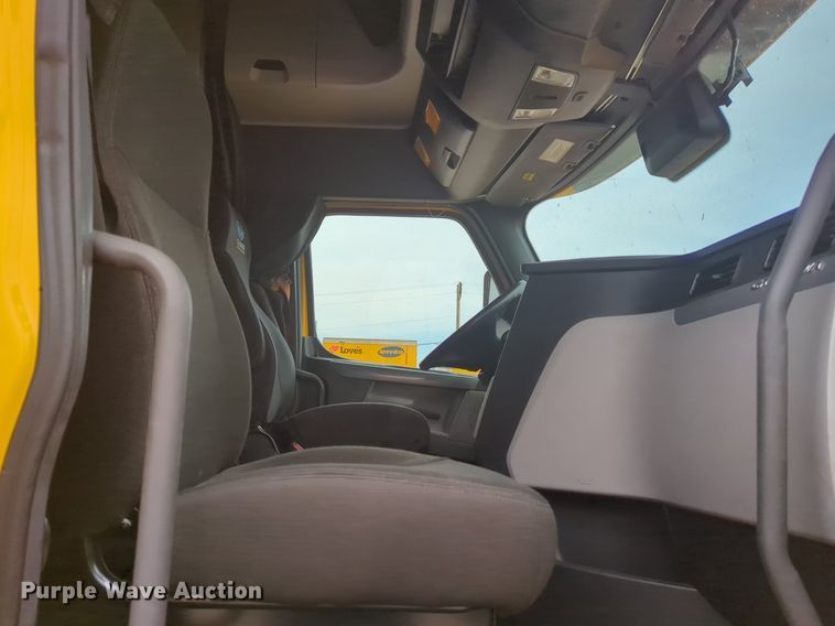 image for item NG9839 2021 Freightliner  Cascadia 126 semi truck