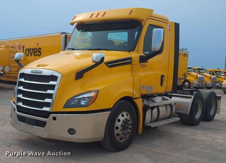 image for item NG9847 2020 Freightliner  Cascadia 126 semi truck