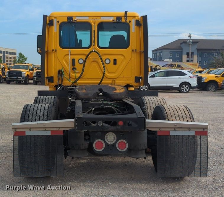 image for item NG9847 2020 Freightliner  Cascadia 126 semi truck
