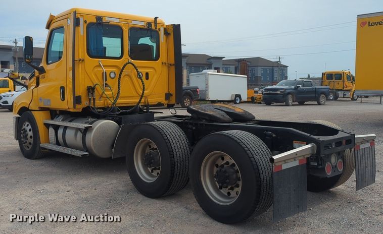 image for item NG9847 2020 Freightliner  Cascadia 126 semi truck