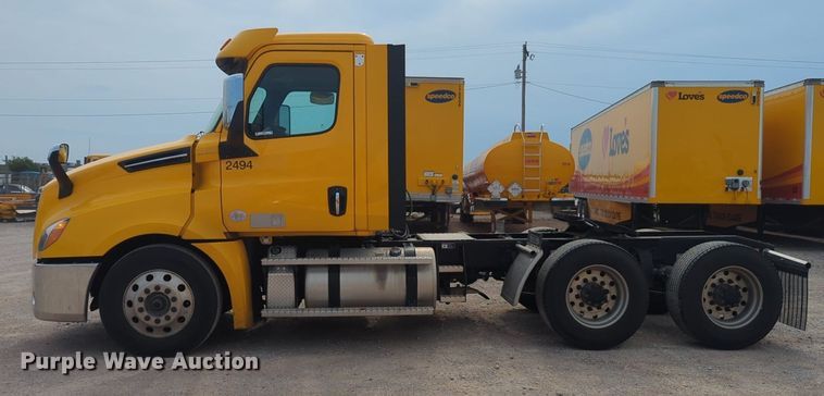 image for item NG9847 2020 Freightliner  Cascadia 126 semi truck