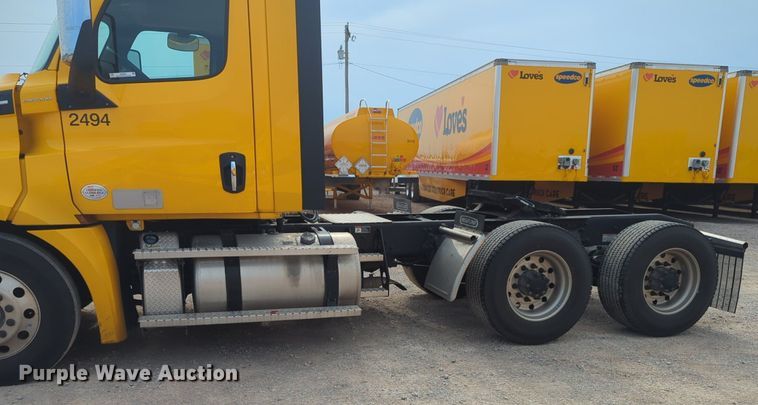 image for item NG9847 2020 Freightliner  Cascadia 126 semi truck