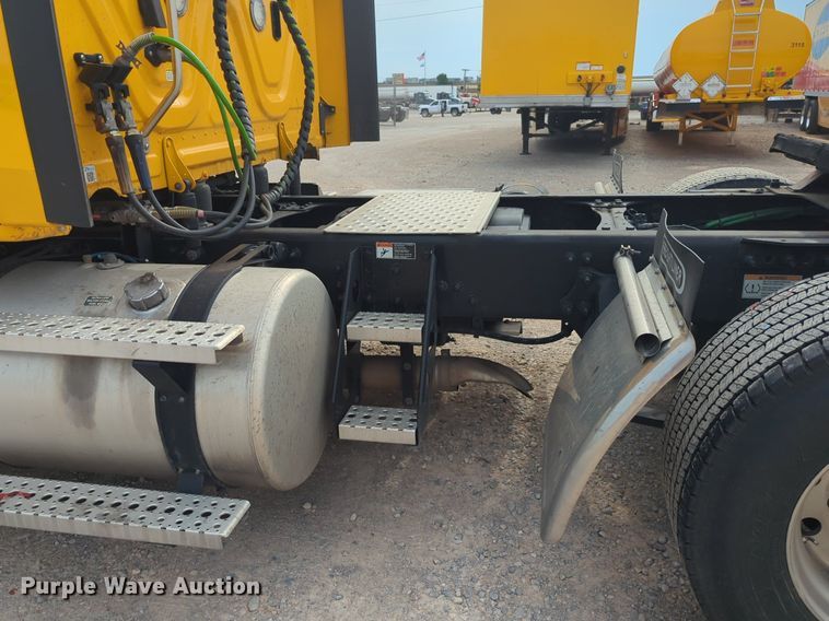 image for item NG9847 2020 Freightliner  Cascadia 126 semi truck