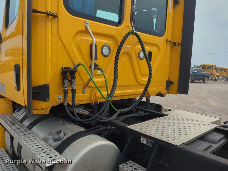 image for item NG9847 2020 Freightliner  Cascadia 126 semi truck