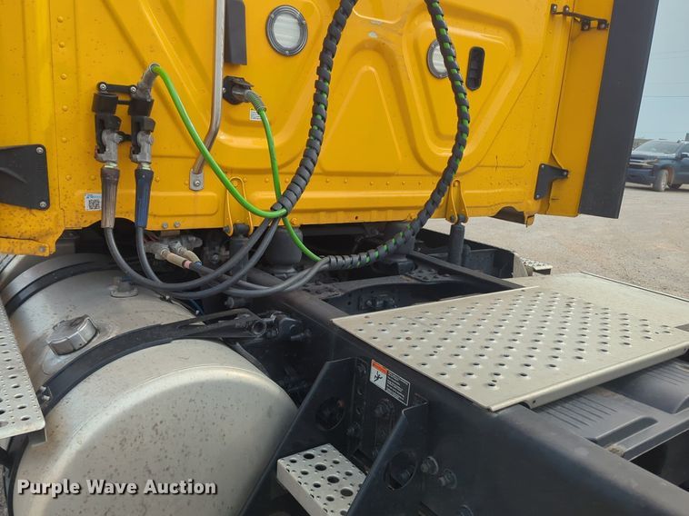 image for item NG9847 2020 Freightliner  Cascadia 126 semi truck