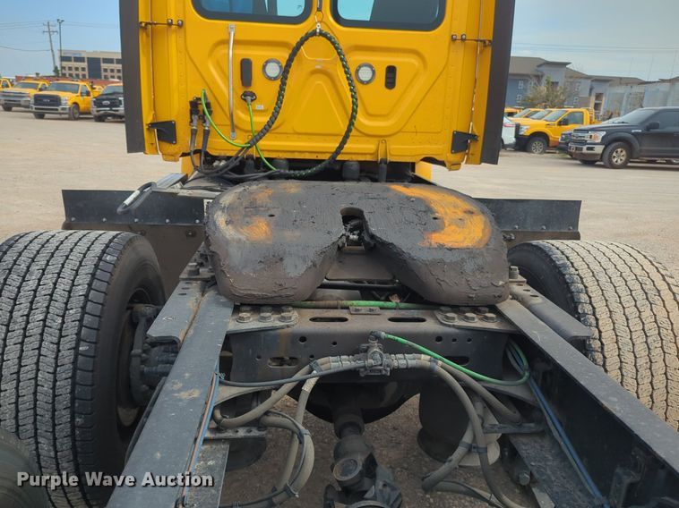 image for item NG9847 2020 Freightliner  Cascadia 126 semi truck