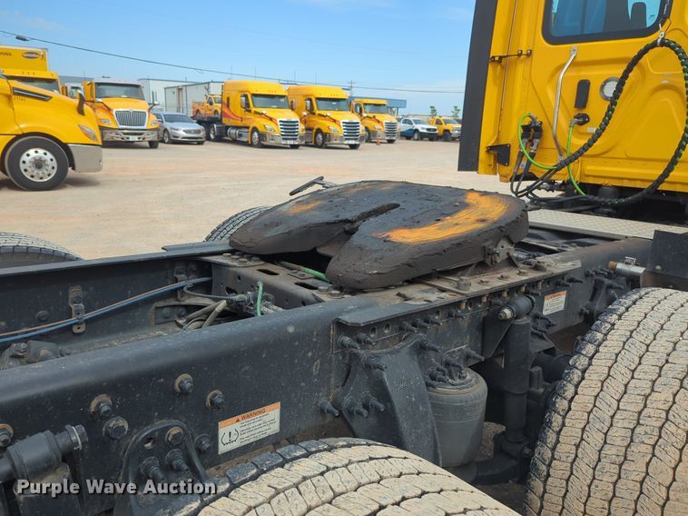 image for item NG9847 2020 Freightliner  Cascadia 126 semi truck