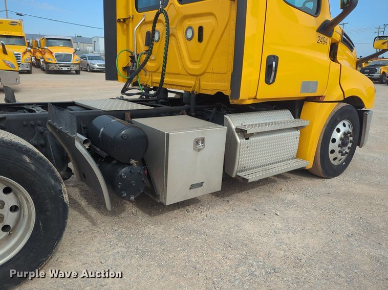 image for item NG9847 2020 Freightliner  Cascadia 126 semi truck