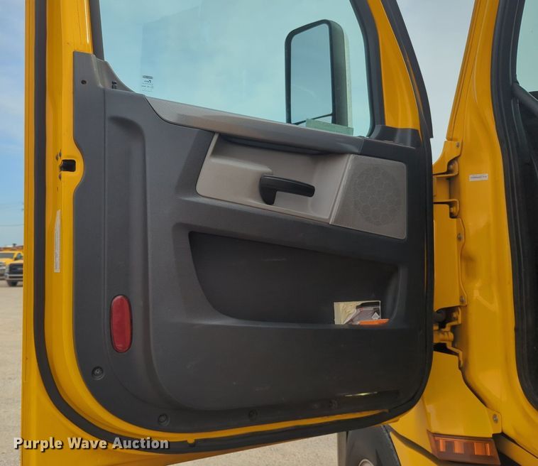 image for item NG9847 2020 Freightliner  Cascadia 126 semi truck