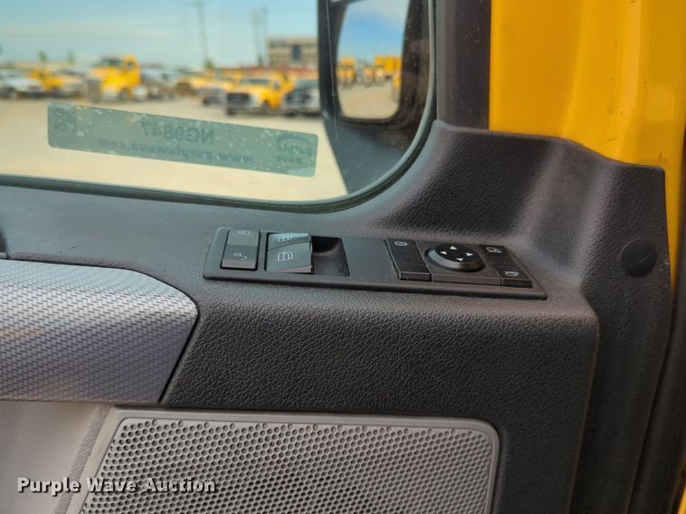 image for item NG9847 2020 Freightliner  Cascadia 126 semi truck