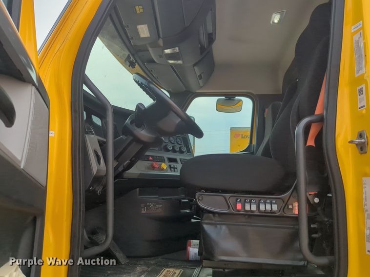 image for item NG9847 2020 Freightliner  Cascadia 126 semi truck