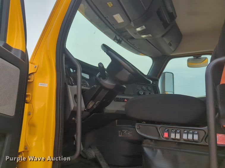 image for item NG9847 2020 Freightliner  Cascadia 126 semi truck