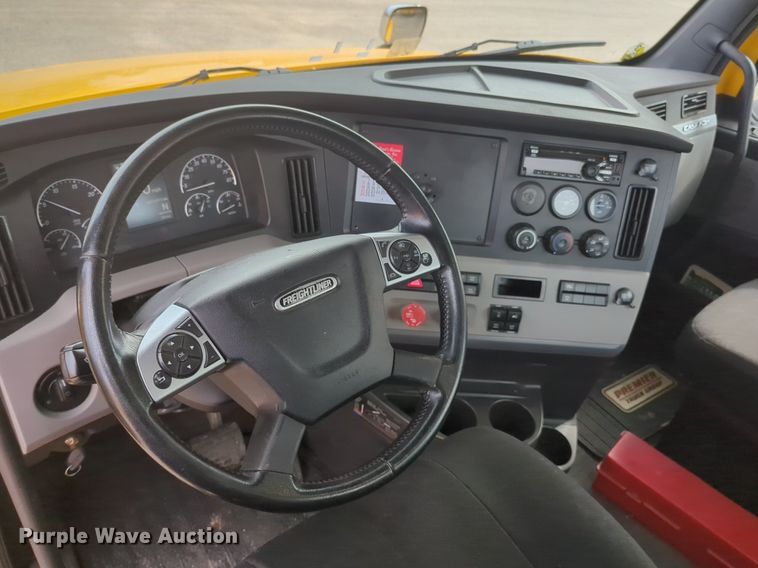 image for item NG9847 2020 Freightliner  Cascadia 126 semi truck