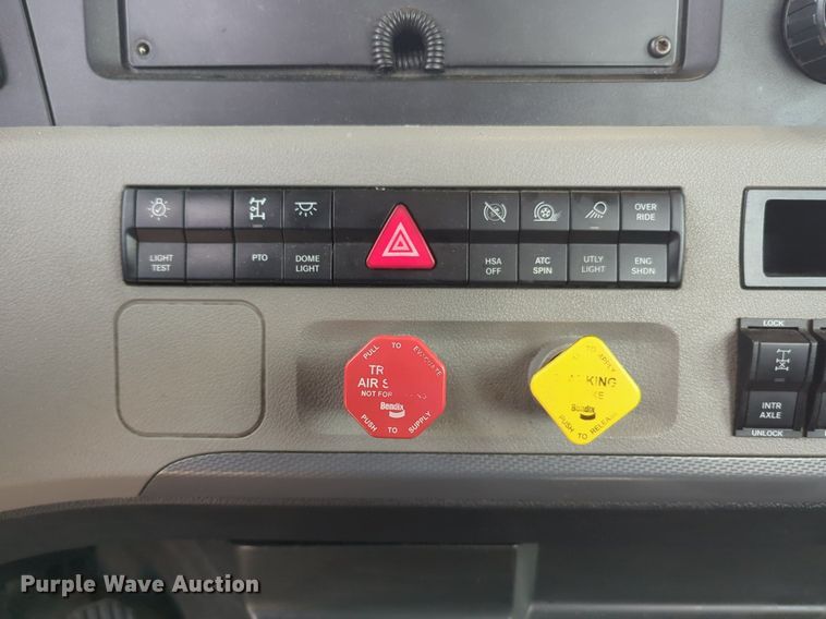 image for item NG9847 2020 Freightliner  Cascadia 126 semi truck