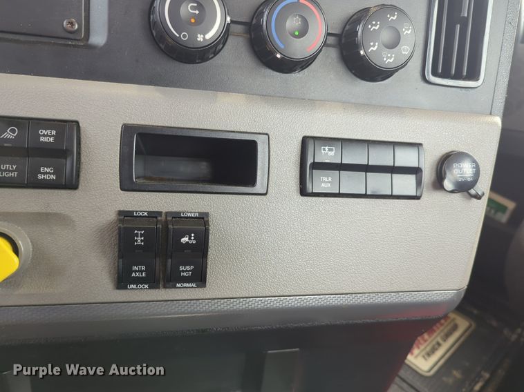 image for item NG9847 2020 Freightliner  Cascadia 126 semi truck