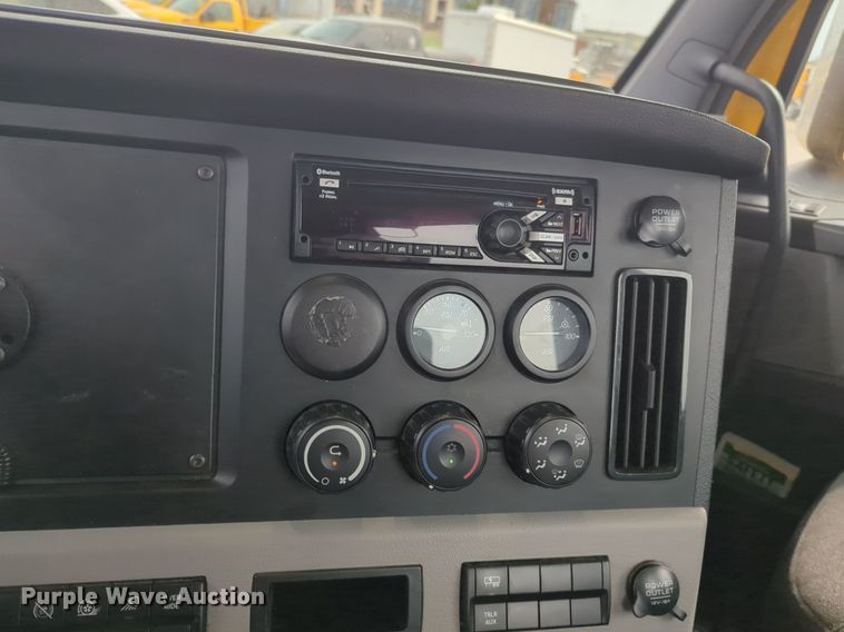 image for item NG9847 2020 Freightliner  Cascadia 126 semi truck