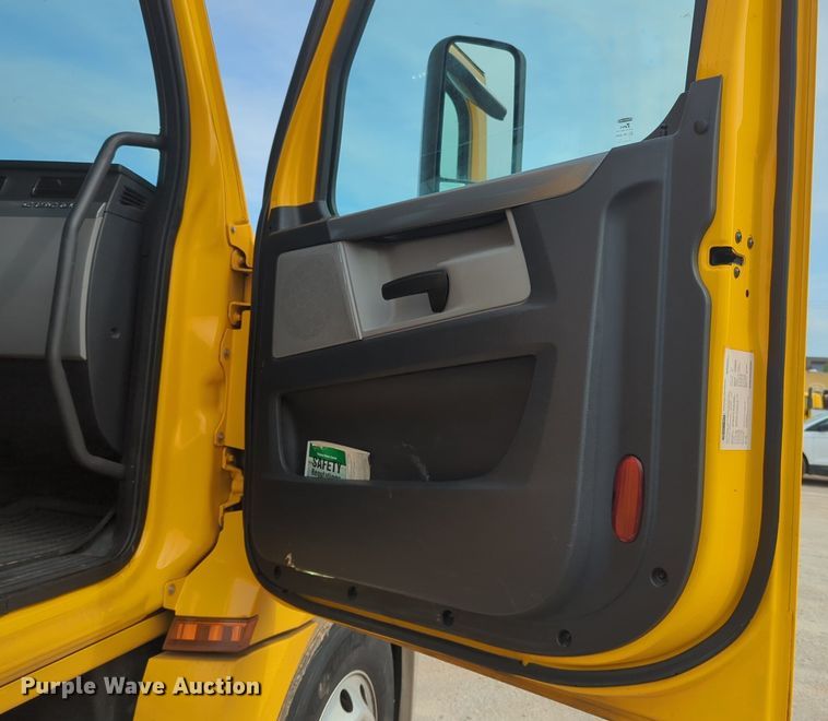 image for item NG9847 2020 Freightliner  Cascadia 126 semi truck