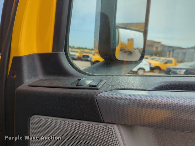 image for item NG9847 2020 Freightliner  Cascadia 126 semi truck