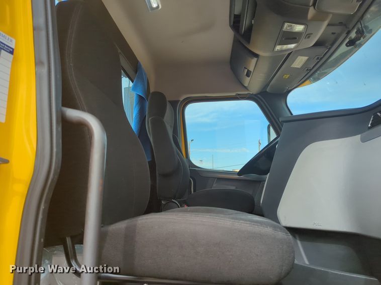 image for item NG9847 2020 Freightliner  Cascadia 126 semi truck