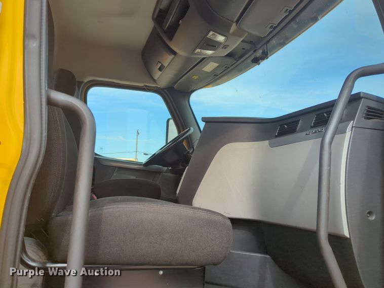 image for item NG9847 2020 Freightliner  Cascadia 126 semi truck