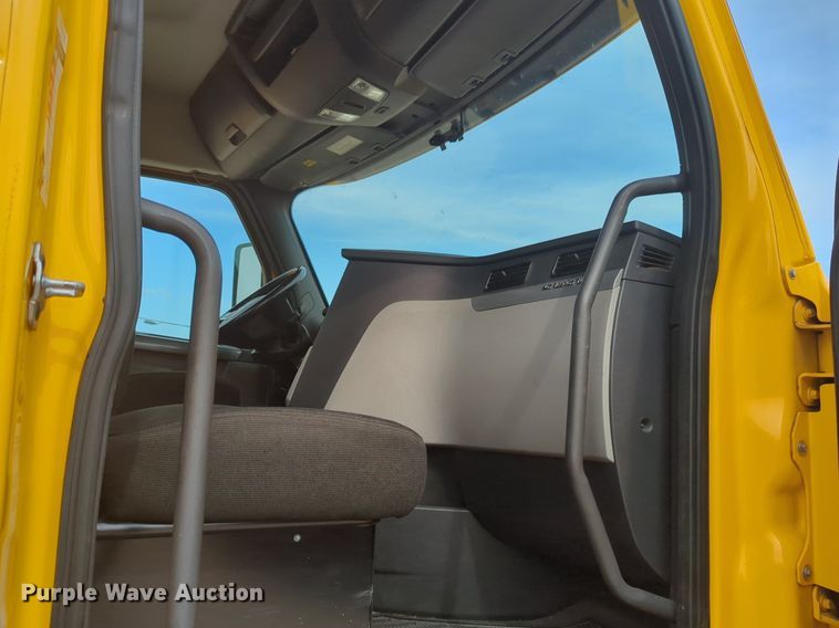 image for item NG9847 2020 Freightliner  Cascadia 126 semi truck