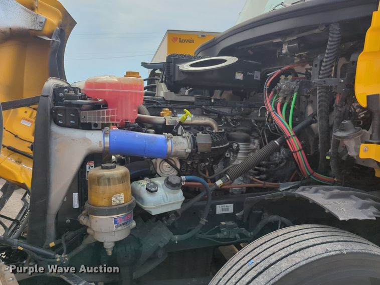 image for item NG9847 2020 Freightliner  Cascadia 126 semi truck