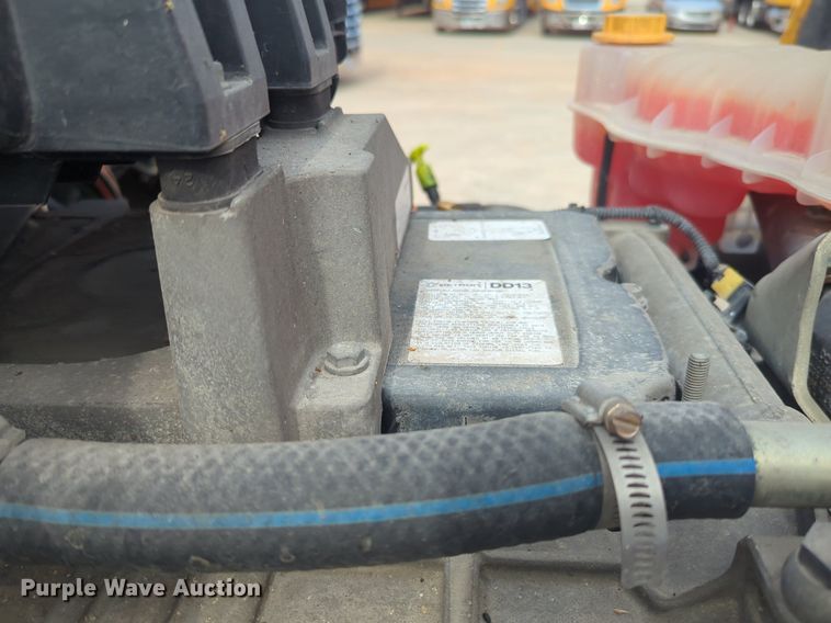 image for item NG9847 2020 Freightliner  Cascadia 126 semi truck