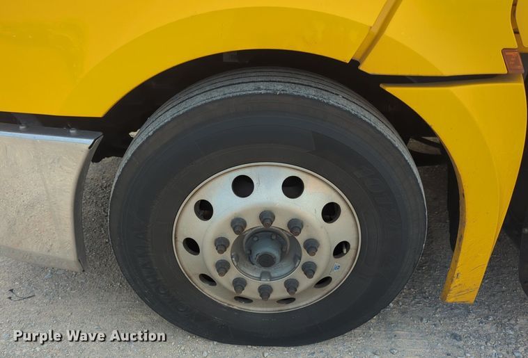 image for item NG9847 2020 Freightliner  Cascadia 126 semi truck