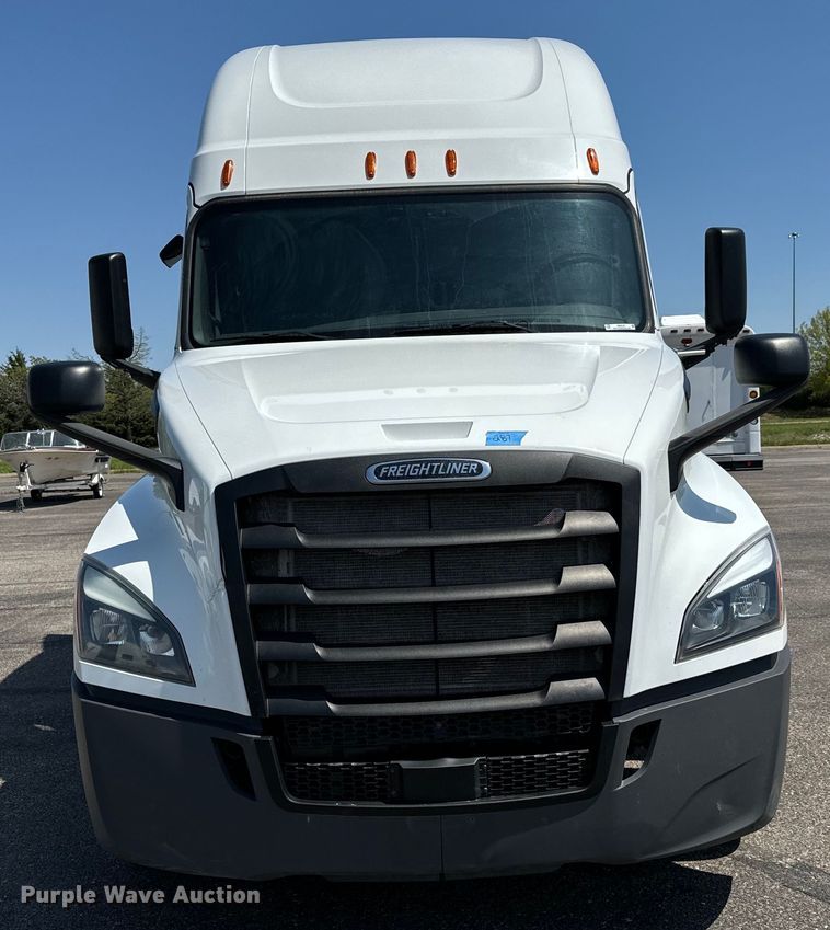 image for item NH9197 2018 Freightliner  Cascadia semi truck