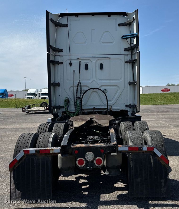 image for item NH9197 2018 Freightliner  Cascadia semi truck