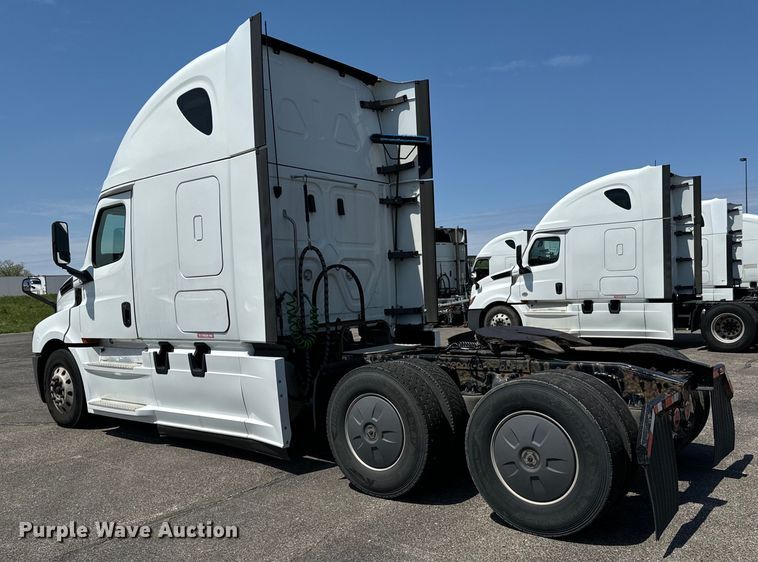 image for item NH9197 2018 Freightliner  Cascadia semi truck