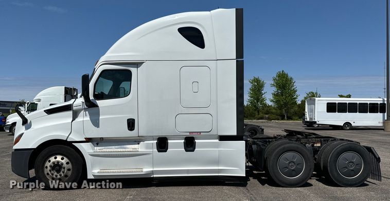 image for item NH9197 2018 Freightliner  Cascadia semi truck